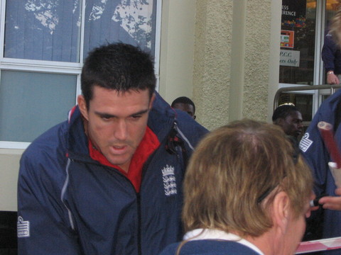 KP signing autographs
